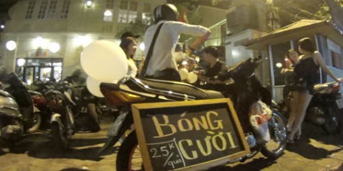 "Bóng cười" theo chân shisha, cùng DJ ra vỉa hè