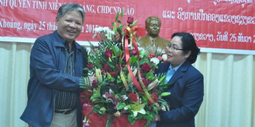 Phó Bí thư Tỉnh uỷ - Phó Tỉnh trưởng Xiêng Khoảng U Thên - Ma Sỷ Sôn Xay tặng hoa Bộ trưởng Hà Hùng Cường