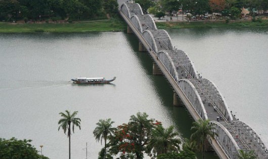 Sông Hương ở phía Nam kinh thành Huế có yếu tố phong thủy quan trọng trong kiến trúc quần thể di tích Cố đô