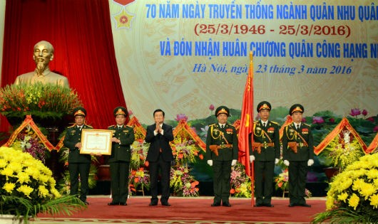 Chủ tịch nước Trương Tấn Sang gắn Huân chương Quân công hạng Nhì lên Quân kỳ Quyết thắng và trao Bằng chứng nhận tặng Cục Quân nhu