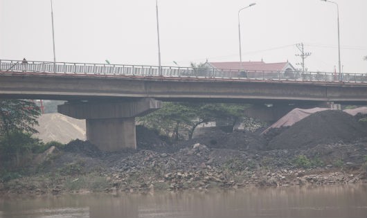 Than được chất thành “núi”, máy nghiền than sẵn sàng hoạt động