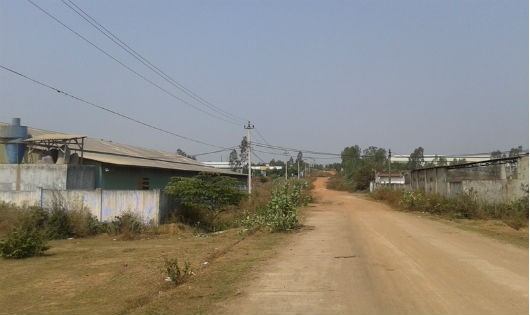 Cty Phương Nguyên (bên trái) ở đối diện nhà máy của Cty Thái An (bên phải)