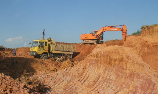 Khai thác khoáng sản làm ô nhiễm môi trường, mất đất của dân