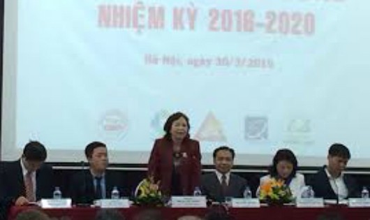 Tại ĐHĐCĐ Traphaco nhiệm kỳ 2016- 2020, bà Vũ Thị Thuận (giữa) đã trúng cử với số phiếu cao nhất