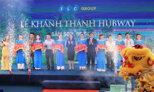 Các đại biểu thực hiện nghi lễ khánh thành