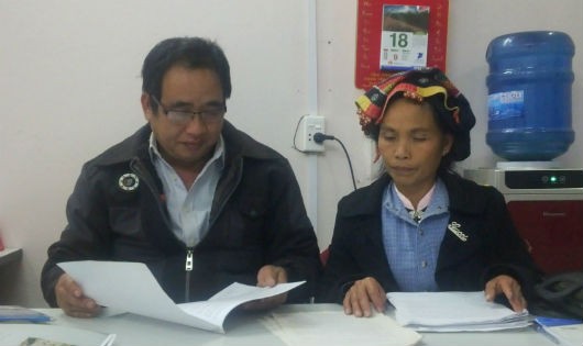 Ông Vì Văn Quý, bà Lò Thị Quý (bố mẹ của bị cáo Khiêm) trao đổi sự việc với phóng viên
