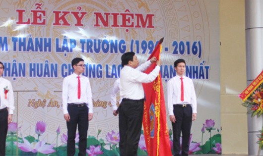 Trường Cao đẳng nghề Du lịch và Thương mại Nghệ An Vinh dự đón nhận Huân chương Lao động hạng Nhất của Nhà nước trao tặng