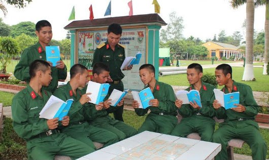 Cán bộ, chiến sỹ Đại đội 2, Tiểu đoàn 16 phòng không, Sư đoàn 324 đang tìm hiểu cuốn Sổ tay “Cẩm nang quân nhân”