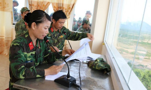 Thượng úy Lê Thị Hoa say sưa đọc thuyết minh