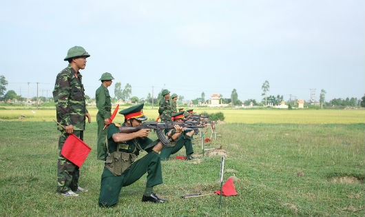 Kiểm tra bắn đạn thật với lực lượng thường trực