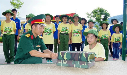 Hướng dẫn các “chiến sĩ nhí” gấp chăn màn, sắp đặt nội vụ vệ sinh