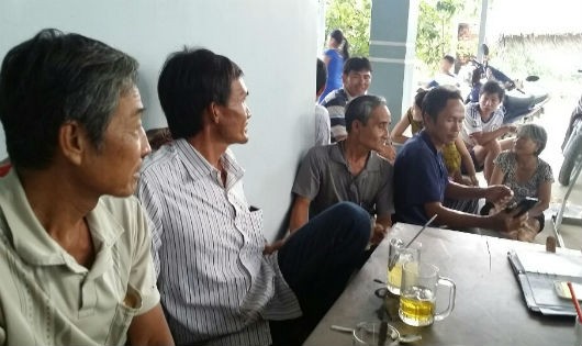 Các hộ dân xã Đông Hòa, huyện An Minh trình bày với phóng viên