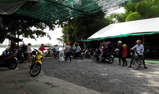 Hành khách ùn tắc tại bến đò Trà Ếch, do bến đò đang bị tranh chấp
