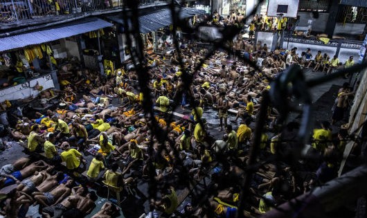 Tù nhân tại sân bóng ở nhà tù Quezon. Ảnh: AFP