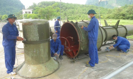 Cán bộ, nhân viên kỹ thuật Trung đoàn 213 đang sửa chữa, đồng bộ, nâng cấp hòm đạn tên lửa