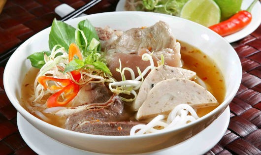 Bún bò Huế xưa không có màng mỡ ớt, không có huyết (tiết - NV) và không ăn kèm rau