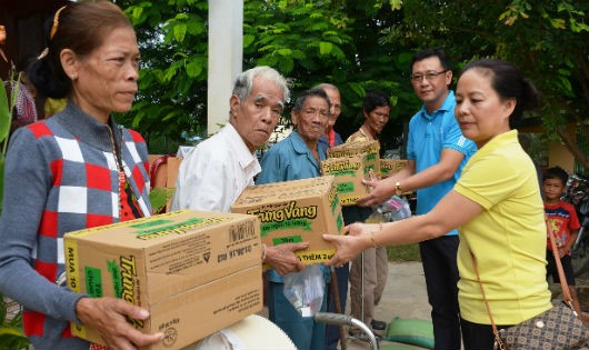 Tặng quà cho dân nghèo người Campuchia gốc Việt Nam