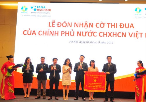 Ban lãnh đạo Tập đoàn Tân Á Đại Thành vinh dự đón nhận cờ thi đua của Chính phủ