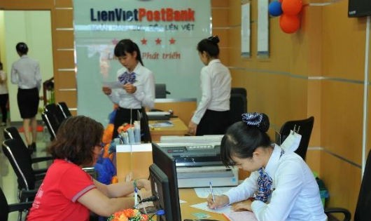 Khách hàng giao dịch tại LienVietPostBank