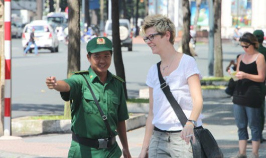 Thanh niên xung phong TP HCM hỗ trợ du khách trên đường phố