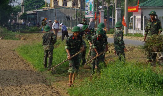 Đoàn viên thanh niên Lữ đoàn 283 cùng nhân dân cải tạo đường nông thôn