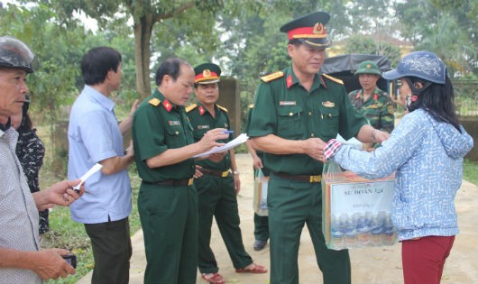 Đại tá Trịnh Văn Hùng - Bí thư Đảng uỷ, Chính uỷ Sư đoàn  tặng quà gia đình chính sách, neo đơn, gia đình khó khăn tại xã Hương Đô - Hương Khê