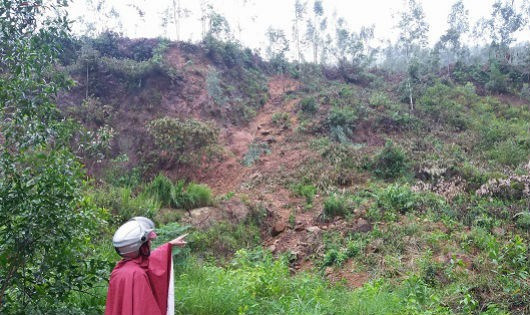 Một khu vực có nguy cơ sạt lở đất ở chân đèo Phú Gia