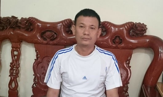 Ông Lê Văn Thu trao đổi sự việc với phóng viên
