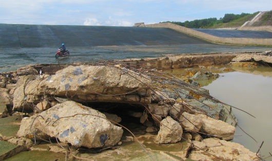 Những tảng bê tông lớn bị lũ cuốn bay nay chỉ còn trơ sắt thép