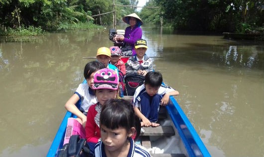 Bà Bảy Nhị với con đò và các em học sinh