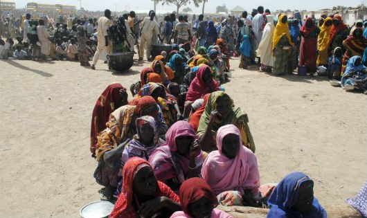 Phụ nữ và trẻ em tại trại tạm trú Dikwa, bang Borno đang chờ lấy thức ăn