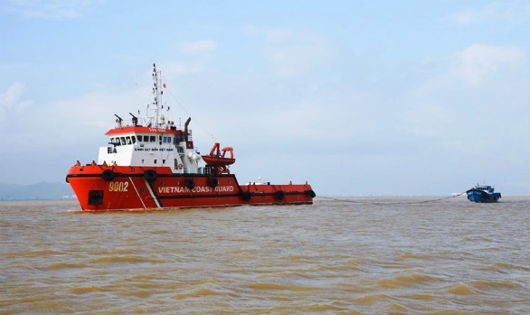 Tàu CSB 9002 lai kéo tàu ĐNa 0494 bị hỏng máy trên biển về cảng Đà Nẵng