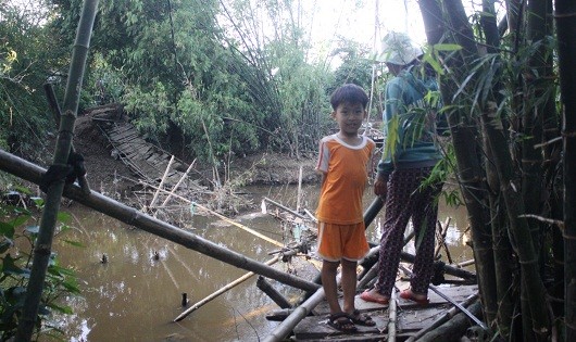 Mỗi lúc sang sông, người dân lại chờ người thân chèo ghe đưa đón