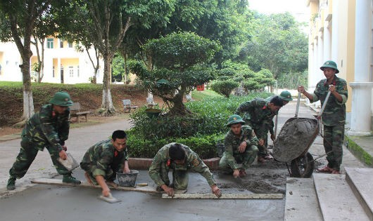 Những người lính công binh Sư đoàn 324 đang láng nền xi măng khối cơ quan, sư đoàn