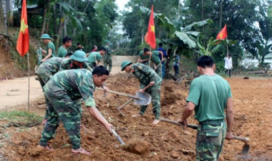 Trung đoàn 335 hành quân về xã đặc biệt khó khăn làm công tác dân vận 