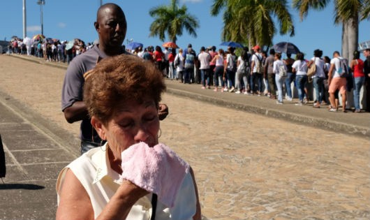 Người dân Cuba xếp hàng vào viếng ông Fidel Castro. Ảnh: Internet