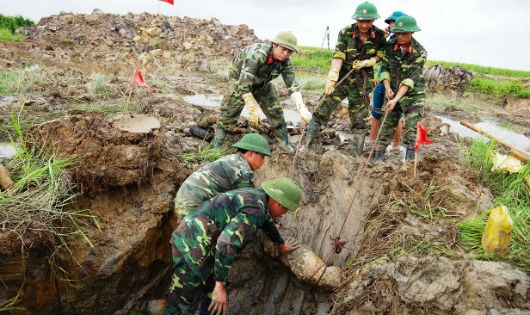 Lực lượng công binh vận chuyển bom, mìn, vật liệu nổ đến vị trí hủy nổ