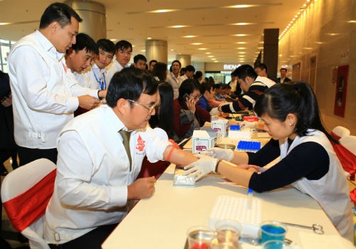 Chủ tịch EVN Dương Quang Thành tham gia hiến máu trong “Tuần lễ hồng” lần I