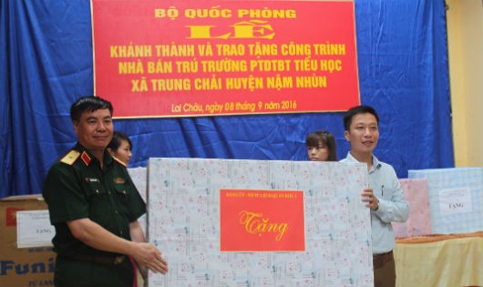 Thiếu tướng Phạm Đức Duyên - Phó Chính ủy Quân khu 2 - trao quà của Bộ Tư lệnh Quân khu tặng Trường PTDTBT tiểu học Trung Chải