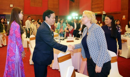 Phó Thủ tướng Vương Đình Huệ và đại biểu tham dự diễn đàn. Ảnh: VGP