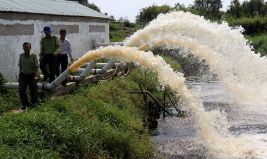 Bà con nông dân nạo vét kênh mương, làm thủy lợi nội đồng, chủ động bơm sớm, trữ nước