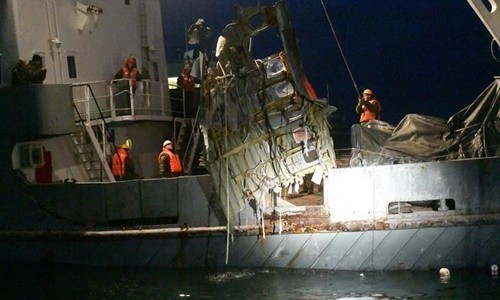 Nga trục vớt mảnh vỡ máy bay Tu-154. Ảnh: Reuters