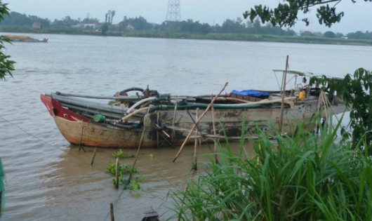 Chiếc tàu sắt tang vật. Ảnh NLĐ