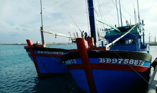 Tàu cá BĐ 95662TS của ông Chương được lai dắt vào âu tàu đảo Sinh Tồn sửa chữa
