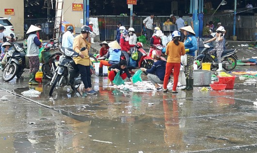 Nước thải từ ngành thủy hải sản chảy lênh láng cả trên mặt nhà lồng lẫn sân chợ Bình Điền