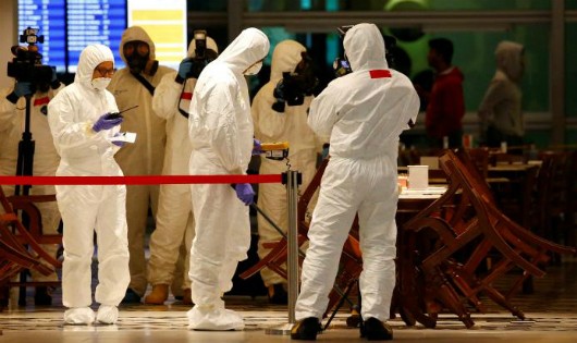 Nhà chức trách Malaysia rà chất độc ở sân bay. Ảnh: Reuters