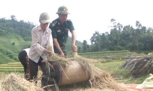 Thiếu tá Nguyễn Văn Cảnh cùng nhân dân lao động, sản xuất