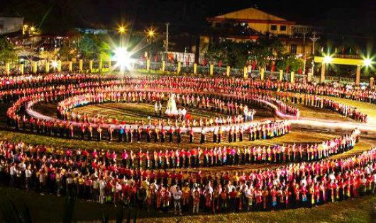 Hình tượng vòng xòe cổ của dân tộc Thái lớn nhất được thực hiện bởi trên 2000 người tham gia