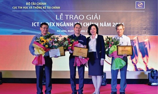 Thứ trưởng Vũ Thị Mai trao giải ICT Index cho các đơn vị khối trung ương
