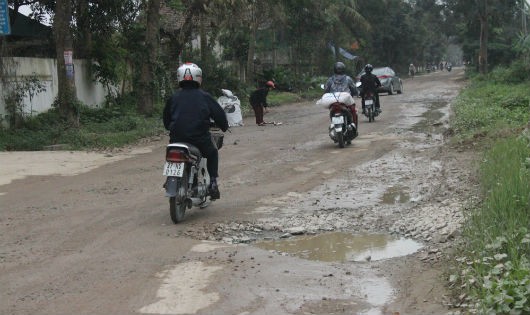 Nhiều tuyến đường trên địa bàn xã Hưng Đông xuống cấp nghiêm trọng do xe tải trọng lớn chở vật liệu xây dựng